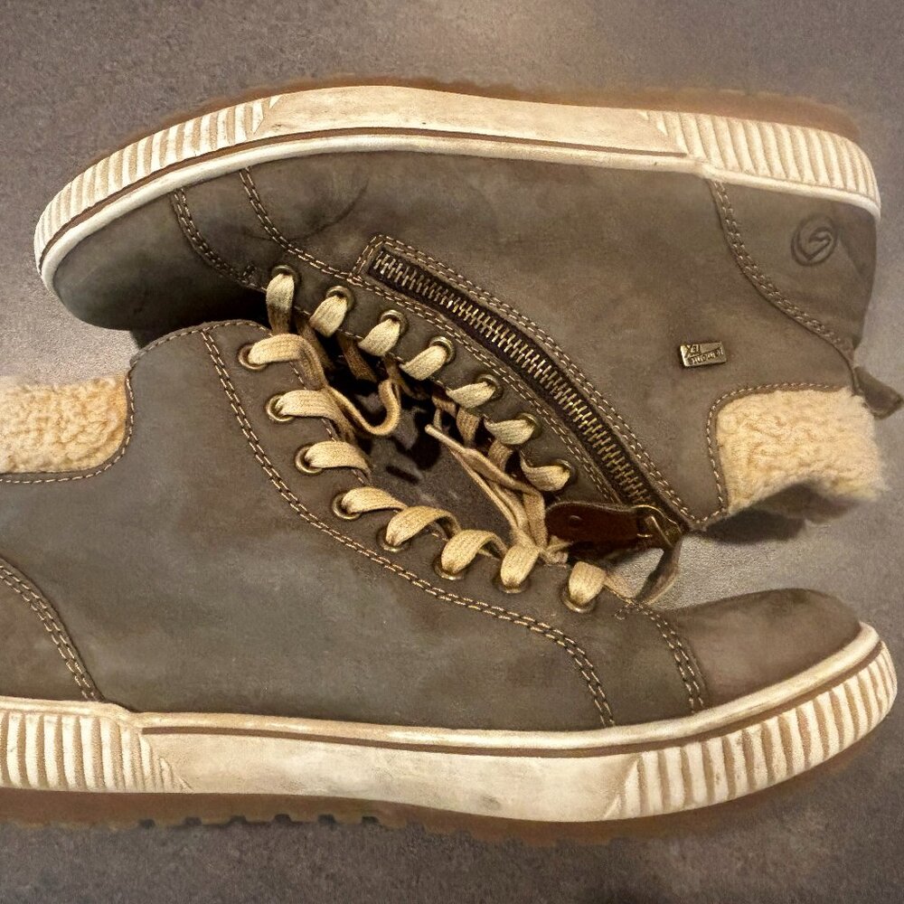 Remonte Gray Winter Boots with Cream Accents - size 42